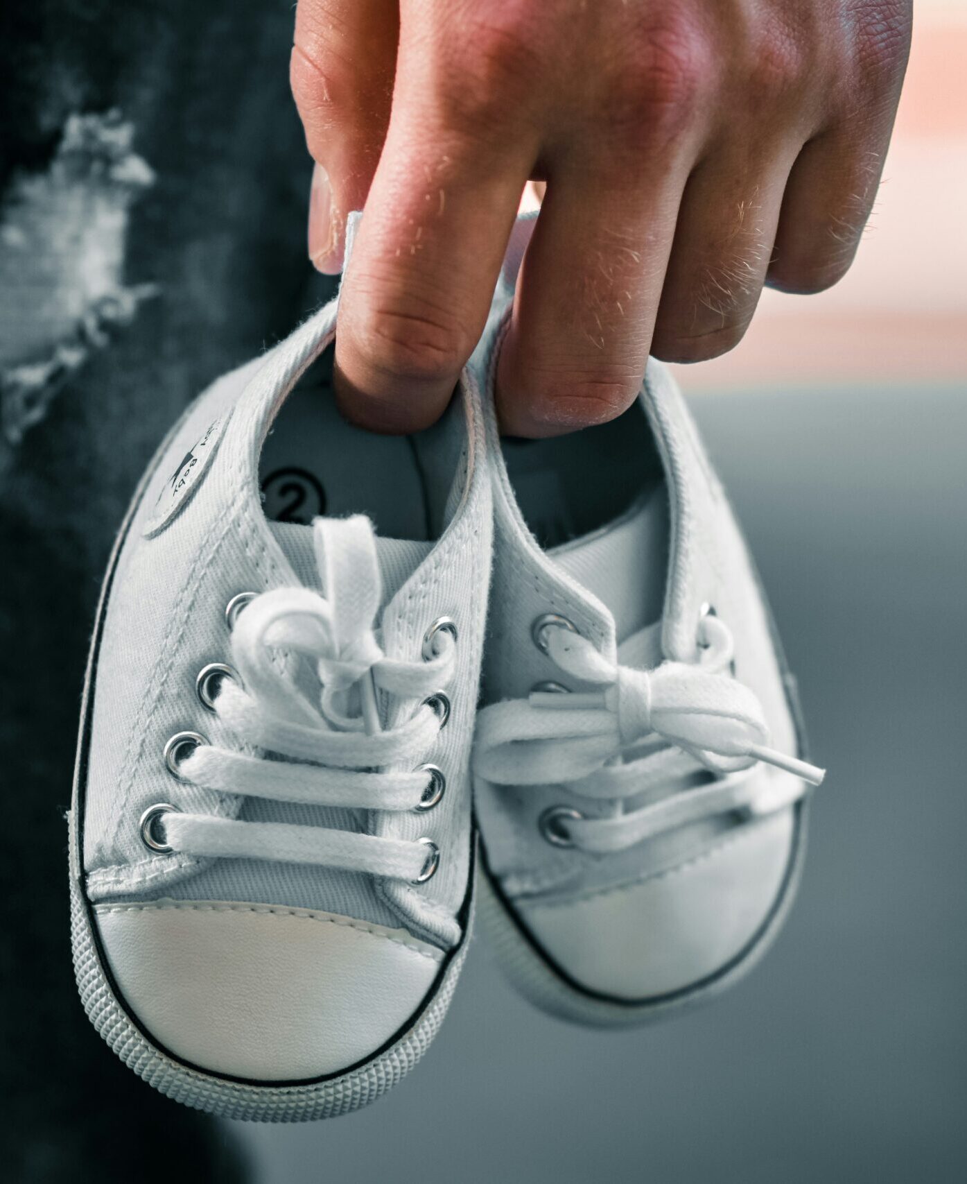 Schwangerschaft verkünden — kleine Babyschuhe als Geschenk überreicht