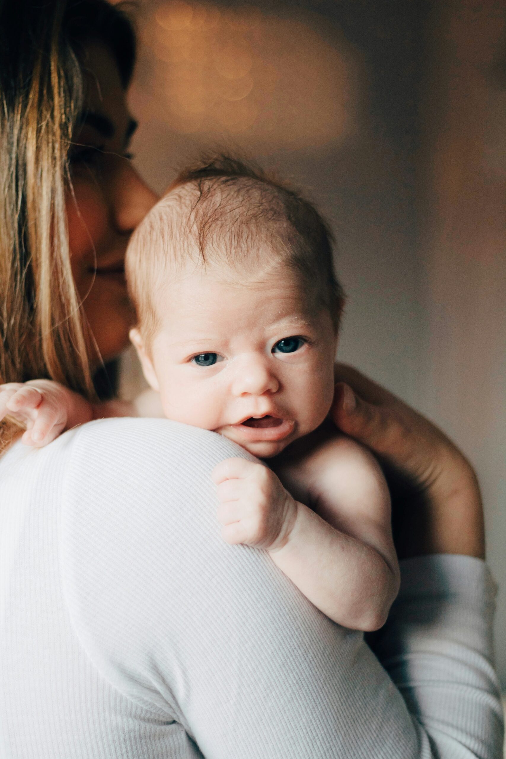 Geschenke zur Geburt — Mama hält Baby liebevoll im Arm, Pinterest Idee