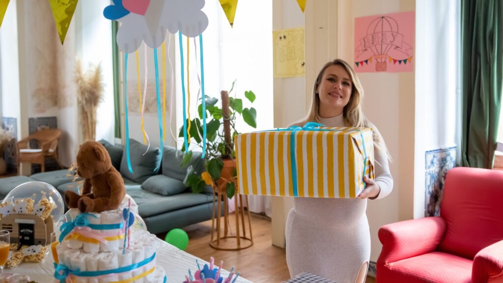 Eine werdende Mama hält ein Geschenk fürs Baby in der Hand.